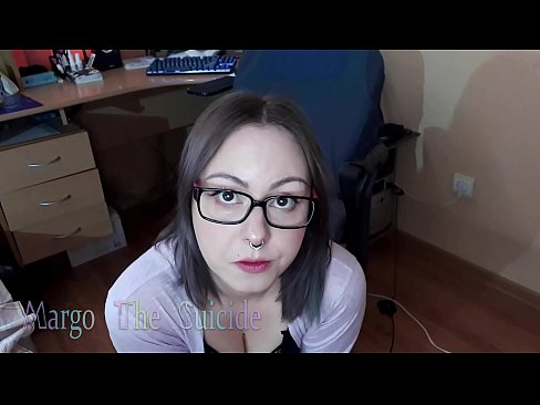 ❤️ Σέξι κορίτσι με γυαλιά πιπιλίζει Dildo βαθιά στην κάμερα ❌ Γαμημένο βίντεο